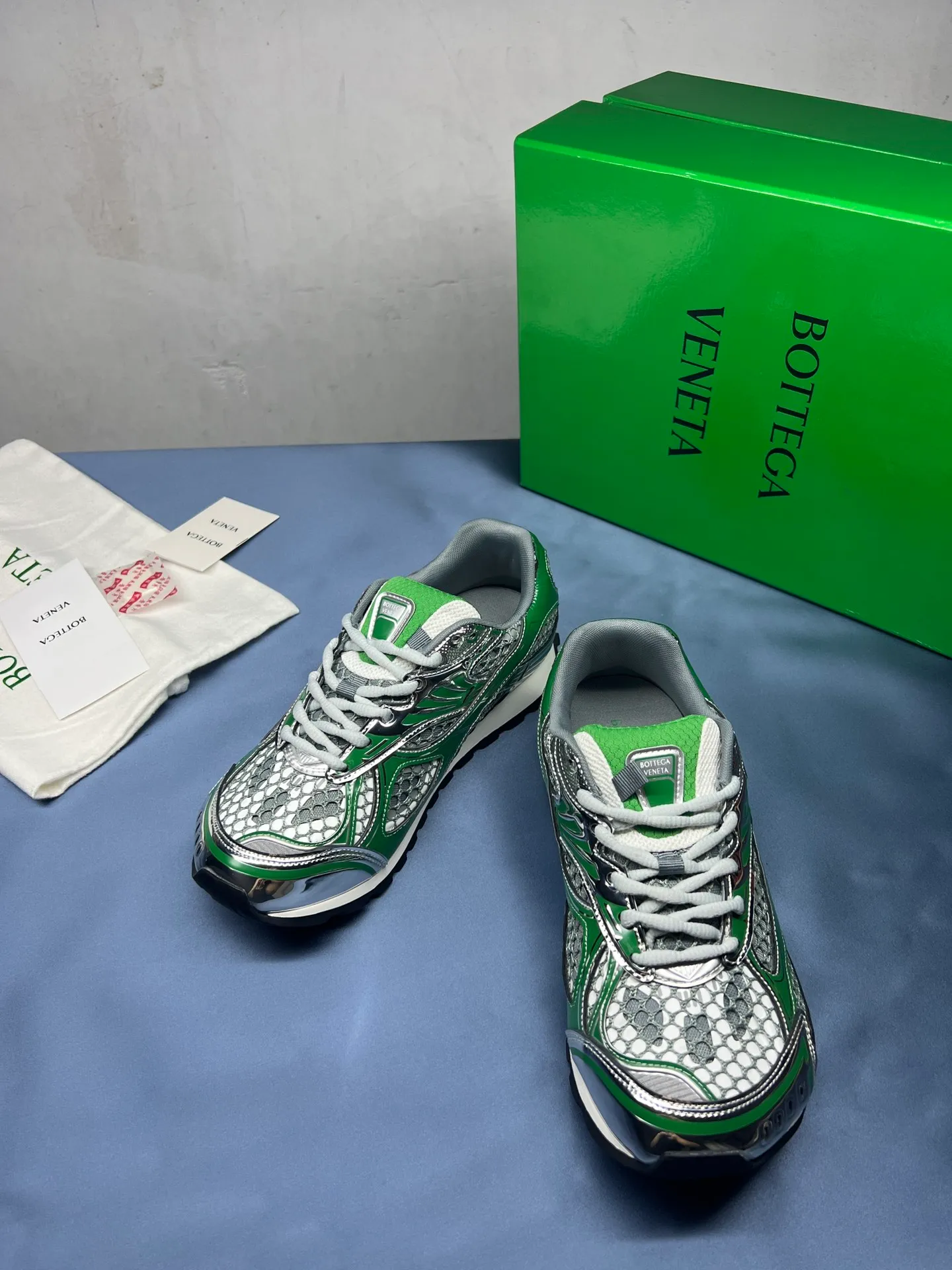👟👟Ex-factory price 600👟👟 Men's size +10 Real photos 🔥🔥BV Orbit sneakers Wang Yibo's same style couple's dad shoes Runner sneakers, made of lightweight technical mesh fabric. Matched with geometric pattern designed rubber outsole, Wang Zha series high version. Look for the package technology. It is actually a lot taller, but the legs are still slim. Very nice, playable and durable. Matched to the standard💯 Package shoe technology. Look for the high version. The outsole is made of color-blocked TPU outsole. Women's model 35 36 37 38 39 40 41 42 (40 41 42 43 44 45 customized) (Customer logo can be accepted without refund or exchange at a favorable price) Equipped with original packaging